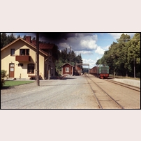 Verkebäck station den 12 augusti 1965. Tp-lok med överföringsvagnar står klart att avgå mot Västervik. Beklagar ljusskadan! Foto: Jöran Johansson. 