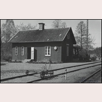 Gärdala kombinerade hållplats- och banvaktsstuga den 6 maj 1938. Bild från Sveriges Järnvägsmuseum. Foto: Okänd. 
