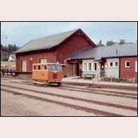 Kisa station med den anspråkslösa stationsbyggnaden i juli 1983. Foto: Sven Olof Muhr. 