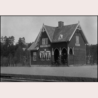 Södra Vi station någon gång i början av 1900-talet. Bild från Sveriges Järnvägsmuseum. Foto: Okänd. 