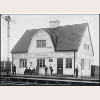 Ekebybruk station omkring 1915. Bild från Sveriges Järnvägsmuseum. Foto: Okänd. 