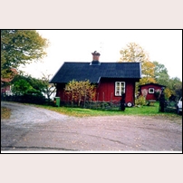 Ekolsund, brovaktsstugan okänt år. Bilden är hämtad från webbsidan www.ekolsund.se. Foto: Okänd. 