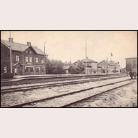 Ånge station okänt år. Från vänster syns posthuset, en avträdesbyggnad, stationshuset och järnvägshotellet. Bild från Järnvägsmuseet. Foto: Okänd. 