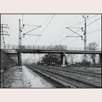 342 Sjölunda syns mellan bropelarna. Bilden är tagen 1933 för att visa den nya viadukten över stambanan (riven 2008). Foto: Okänd. 