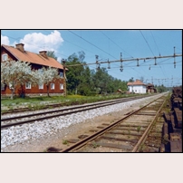 Byvalla station omkring 1972. Bilden är hämtad från Järnvägsmuseet. Till vänster bostadshus 9B. Bild från Järnvägsmuseet. Foto: Okänt. 