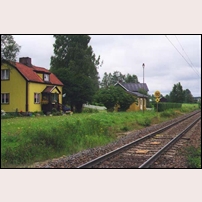 778 Lindsta den 15 augusti 1998. Till höger om banvaktsstugan syns den f.d. hållplatsstugan som är flyttad ca 50 m norrut. Foto: Jöran Johansson. 