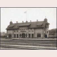 Uddevalla C på 1920-talet. Stationshuset byggdes av Statens Järnvägar då Bohusbanan anlades (öppnad 1907). Bild från Järnvägsmuseet. Foto: Okänd. 