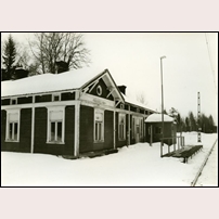 Råhällan station i april 1987. Ett första steg i avvecklingen av trafikplatsen har tagits genom att stationshuset övergivits och en enkel väntkur satts upp. Bild från Järnvägsmuseet. Foto: Robert Herpai, Gävle. 