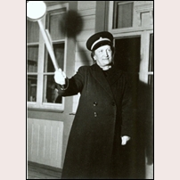 Frida Backman, Sveriges första kvinnliga tågklarerare. Tjänstgjorde i Täng mellan 1936 och 1947, därefter tre år i Östersund V, varpå hon gick i pension. Bild från Bygdeband - Ås Hembygdsförening. Foto: Okänd. 