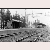Jordbro station den 14 november 1972. Den nya pendeltågsstationen är under uppförande och den öppna gamla väntkuren har tillfälligt placerades på plattformen. Bild från Järnvägsmuseet. Foto: Unvér. 