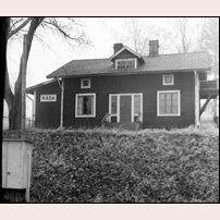 Råda station under tidigt 1960-tal. Huset är i ursprungligt utförande, endast den lilla utbyggnaden på taket har tillkommit. Foto: Björn Elthammar. 
