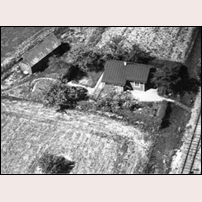 769 Hammarsgård på en flygbild från 1950-talet. Här ligger stugan med kortsidan mot banan. Senare skulle den komma att flyttas ett stycke "snett nedåt vänster" och vridas 90 grader medurs. Bilden från Flygfotohistoria.se. Foto: Okänd. 