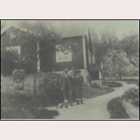 120 Bergfana okänt år efter 1915. På bildens ses banvakten Hilding Hafström och hans hustru Anna. Hafström var banvakt
 här från 1915 till sin död 1940. Foto: Okänd. 