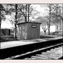 Gräveby hållplats på 1960-70-talet. Ovanligt med en så sluten byggnad. Foto: Lennart Klint. 
