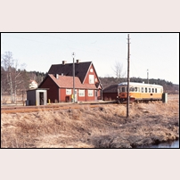 Rångedala station 1976 med den gamla och det nya stationsbyggnaden. Rälsbussen är Y6 1115. Foto: Stig Johansson. 