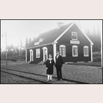 Kyrkudden banvakts- och hållplatsstuga med banvakten Bror Adolf Fäger och hans hustru Hilma Paulina. De bodde här mellan 1930 och 1933. Bild från Järnvägsmuseet. Foto: Okänd. 