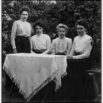 24 Jättebacken 1910. Samtidigt som fotografen tog den föregående bilden passade han på att få en bild på banvaktens fyra vackra döttrar. Från vänster Maria, Anny, Ester och Rut. Foto: Walfrid Gideon Wahlström, Karlstad. 