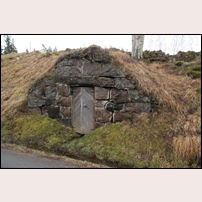 Nytorp banvaktsstuga den 14 mars 2017. Den till stugan hörande källaren ligger kvar ingrävd i sluttningen på andra sidan banan.  Foto: Gunnar Andersson. 