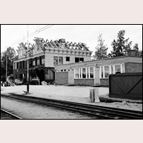 Bastuträsk station den 3 september 1964. Det nya stationshuset står klart medan det gamla har gjort sitt och rivs. Bild från Järnvägsmuseet. Foto: Seved Walther. 