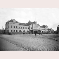 Gävle C efter ombyggnaden 1901. Framför stationshuset står en hästdroska och några bildroskor, så bilden bör vara tagen omkring 1920. Foto: Okänd. 