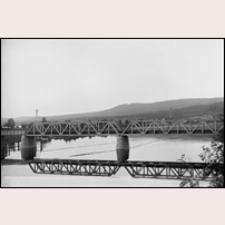 Järnvägsbron över Dalälven (Österdalälven) vid Leksand den 4 juli 1919. Till vänster skymtar det svängbara brospannet. Foto: John Alinder. 