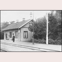 Vinninga station omkring 1895 med stationsmästaren Frans Nikolaus Svensson (1849-1931). Bild från Järnvägsmuseet. Foto: Okänd. 
