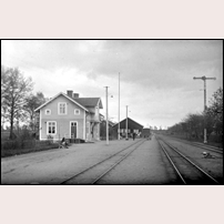 Vinninga station efter att stationshuset påbyggts en våning och försetts med frontespis 1920. Foto: Granqvist, Skara. 