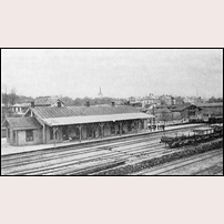 Oskarshamn station, gamla stationshuset. Bilden är tagen någon gång före 1906. Då ersattes nämligen det gamla stationshuset av ett nytt, vilket fortfarande finns kvar.  Foto: Okänd. 