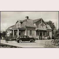 Piteå station omkring 1950. Bilen är sannolikt en förlängd De Soto. Vykort från AB Almquist & Cöster. Foto: Okänd. 