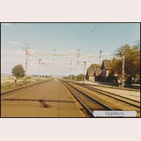 Uppåkra station 1971. Den största och den minsta huskroppen är själva stationshuset, medan byggnaden längst bort är det 1967 sålda hus 9A. Samtliga finns kvar 2018. Bild från Järnvägsmuseet. Foto: Okänd. 