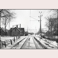 528 Ödåkra är stugan till vänster. Till höger om järnvägen bortom vägövergången skymtar banvaktsstugan 529 Ödåkra med uthus och källare. Bilden som är tagen 1958 kommer från Järnvägsmuseet.  Foto: Okänd. 
