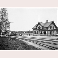 Vireda station omkring 1915. Hit men inte längre skulle tågen gå, här med lok nr 5 i täten. Av planerna på att nå stambanan vid Gripenberg eller Frinnaryd blev intet. Bilden är ett vykort från C. Bååths pappershandel, Huskvarna. Foto: Okänd. 
