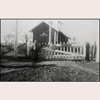 198 Systrakvarn sannolikt på 1920-talet. Grindvakterskan är tyvärr till namnet okänd. Vägövergången stängdes för allmän trafik 1936 och låsta ägovägsgrindar sattes upp, till vilka de två jordägare som hade mark på båda sidor om banan fick nycklar. Bild från Järnvägsmuseet. Foto: Okänd. 