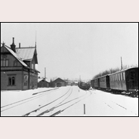 Jönköpings Östra station troligen i november - december 1935. Trafiken är nedlagd sedan den 1 september och på den öde bangården står tågsättet till det sista tåget till höger. Bild från Järnvägsmuseet. Foto: Okänd. 