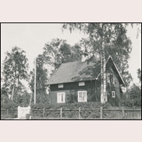 Rosersberg station, bostadshus 9 B den 26 juni 1928. Bild från Järnvägsmuseet. Foto: Okänd. 