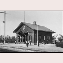Hällbybrunn station omkring 1905. Bild från Järnvägsmuseet. Foto: Okänd. 