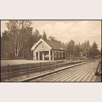 Adolfsberg hållplats någon gång mellan 1910 och 1930 (enligt Järnvägsmuseet). I bakgrunden syns banvaktsstugan 286 Adolfsberg. Okänt vykort. Foto: Okänd. 