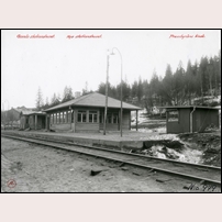 Väja station 1938. De båda stationshusen står sida vid sida, varför bilden bör vara tagen på vårvintern 1938. Bild från Järnvägsmuseet. Foto: Otto Östman, Nyland. 