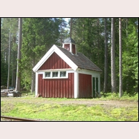 Korsträsk stations avträdesbyggnad den 27 augusti 2017. Denna lilla trevliga bekvämlighetsinrättning finns numera vid Norrbottens Järnvägsmuseums område i Karlsvik, där bilden är tagen. Foto: Jöran Johansson. 