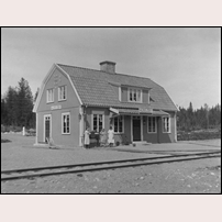 Hussjöby station omkring 1930. Bild från Järnvägsmuseet. Foto: Okänd. 