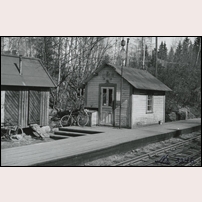 Utansjö hållplats i maj 1939. Den gamla mycket primitiva hållplatsbyggnaden på västra sidan av spåret har just tjänat ut. Bild från Järnvägsmuseet. Foto: Okänd. 
