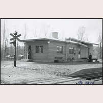 Utansjö hållplats i maj 1939. En ny och betydligt större och mer funktionell byggnad har uppförts på östra sidan av spåret. Bild från Järnvägsmuseet. Foto: Lars Bergström, Härnösand. 