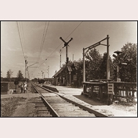 Flakeberg 1951, närmast efter vägövergången ligger banvaktsstugan och därefter hållplatsstugan. Bild från Västergötlands Museum. Foto: Okänd. 