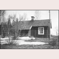 218 Valburliden 1944. Bilden är ett bidrag från Folke Lindberg, född i denna stuga, son till banvakten Johan Artur Lindberg. Foto: Okänd. 
