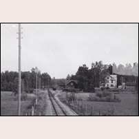 Högen station 1960. Bilden är tagen från en Z4p (lokomotor) som var den dragkraft banan bestods de sista åren fram till nedläggningen 1962. Foto: Lennart Strömquist. 