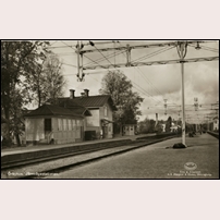 Örbyhus station på 1940-talet (senast 1948). Ett Almquist & Cöster vykort på bild från Järnvägsmuseet. Foto: Okänd. 