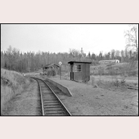 Hjorted station 1972, nedgraderad till hållplats. I bakgrunden ser godsmagasinet ut att vara under nedmontering. Foto: Sven Ove Lundberg. 