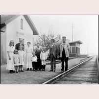 282 Lillån med banvaktsfamiljen Liljegran. Bild från Örebro kommuns bildarkiv som anger att bilden är tagen omkring 1917. I bakgrunden syns väntkuren vid Lillåns hållplats. Foto: Okänd. 