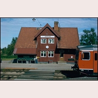 Karungi station 1983, fortfarande välskött och prydlig. Vid ställverket står Lennart Strömquist. Foto: Jöran Rehn. 