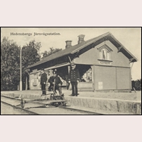 Hedensberg station omkring 1910. Sannolikt är mannen till höger stationsmästare Gustaf Viktor Roos (1865-1957) som förestod stationen mellan 1907 och 1925. Bild från Järnvägsmuseet. Foto: Okänd. 